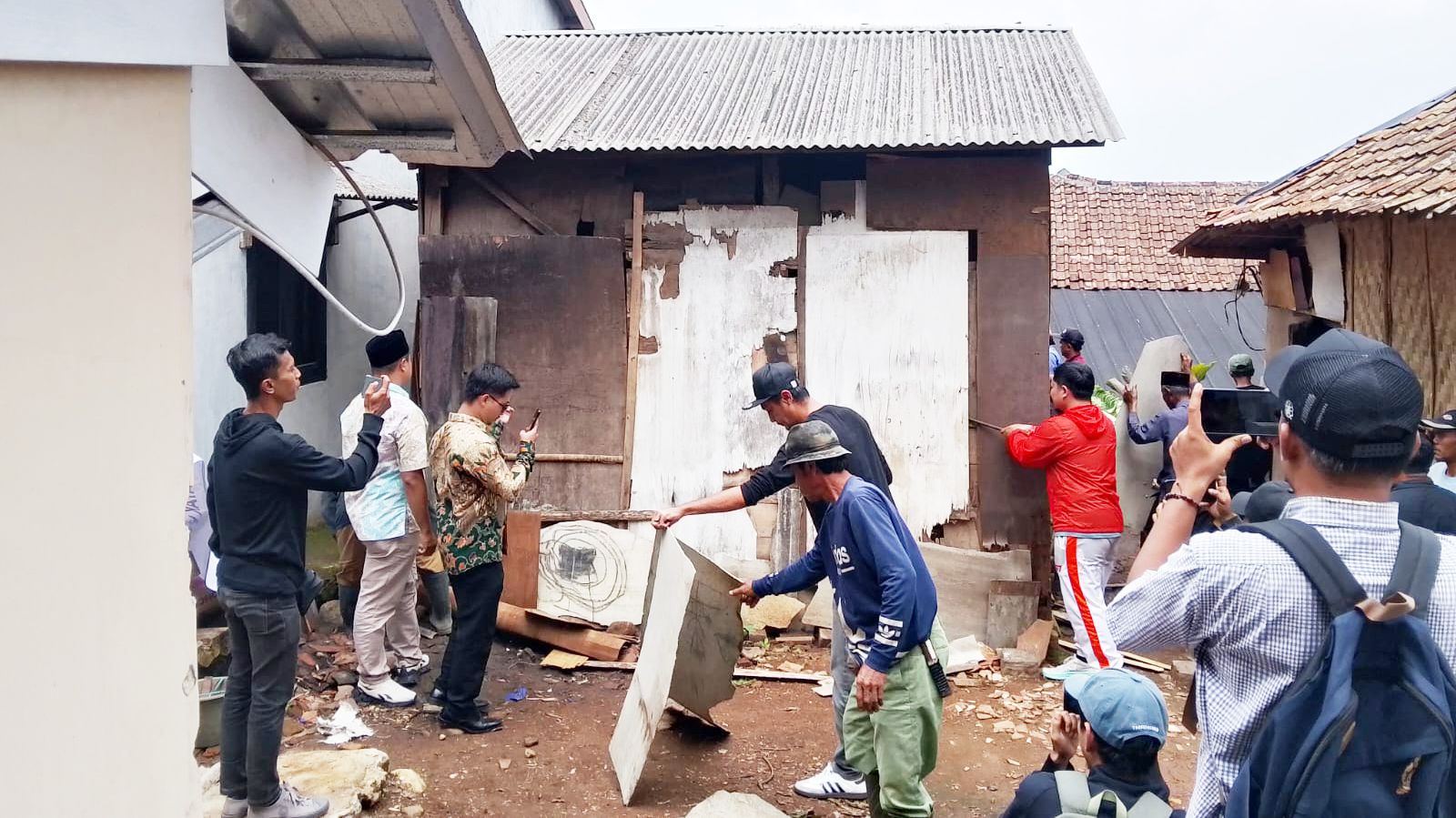 DPRD Pandeglang Bedah Rumah Warga Tidak Layak Huni
