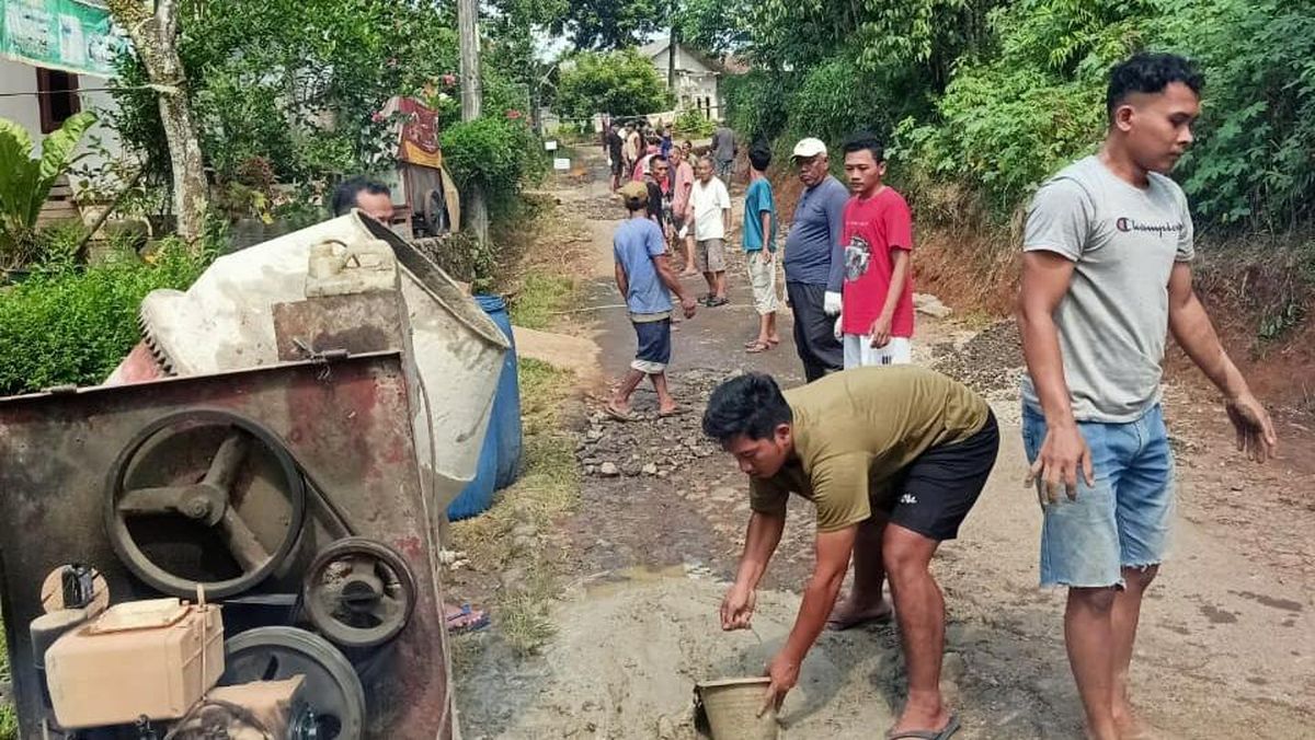 Perbaiki Jalan Rusak di Pandeglang